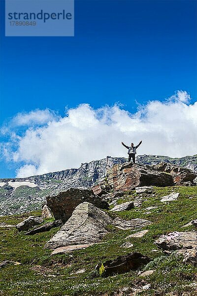 Glücklicher Tourist in den Bergen des Himalaya  Indien  Asien