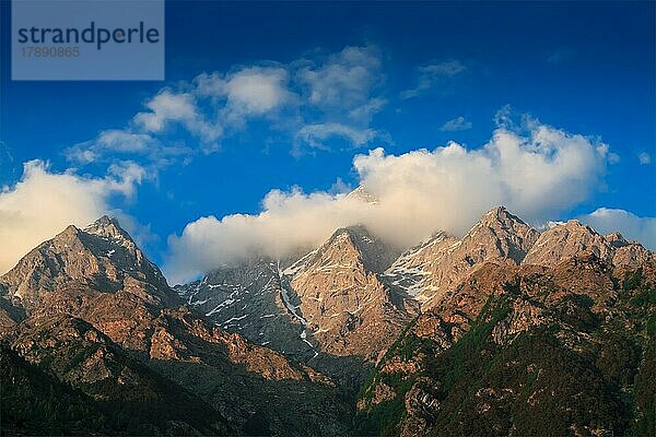 Himalaya Berggipfel in Wolken bei Sonnenuntergang