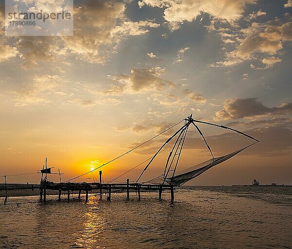 Kochi chinesische Fischnetze bei Sonnenuntergang. Fort Kochin  Kochi  Kerala  Indien  Asien