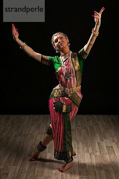 Junge schöne Tänzerin  Vertreterin des klassischen indischen Tanzes Bharatanatyam