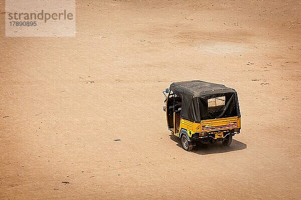 Indisches Auto (Autorickshaw) auf der Straße. Indien