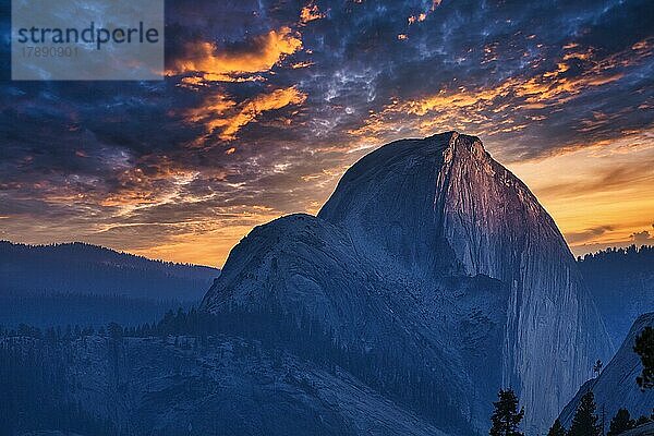 Half Dome  Berg aus Granit  runde Formen  Gipfel bei Sonnenuntergang  dramatischer Abendhimmel  Yosemite Valley  Kalifornien  USA  Nordamerika