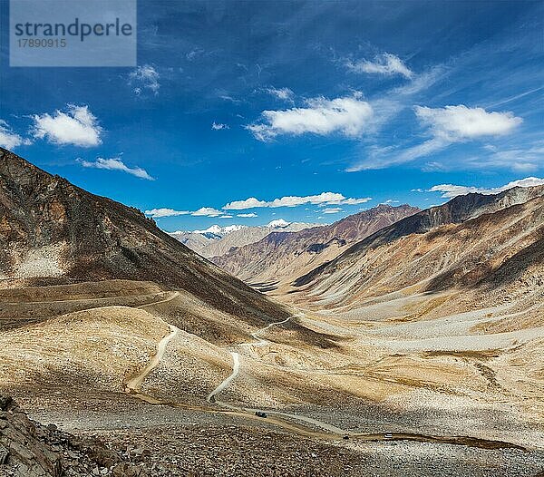 Himalaya-Tallandschaft mit Straße in der Nähe des Kunzum La-Passes  des angeblich höchsten befahrbaren Passes der Welt (5602 m)  Ladakh  Indien  Asien