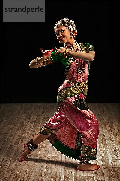 Junge schöne Frau Tänzerin Exponent der indischen klassischen Tanz Bharatanatyam in Krishna Pose
