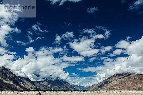 Himmel über dem Nubra-Tal im Himalaya. Ladakh  Indien  Asien