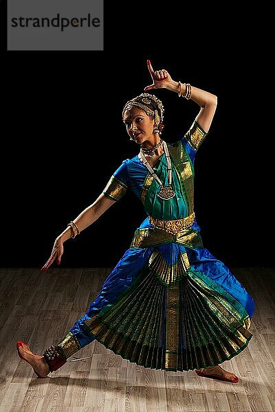 Junge schöne Tänzerin  Vertreterin des klassischen indischen Tanzes Bharatanatyam