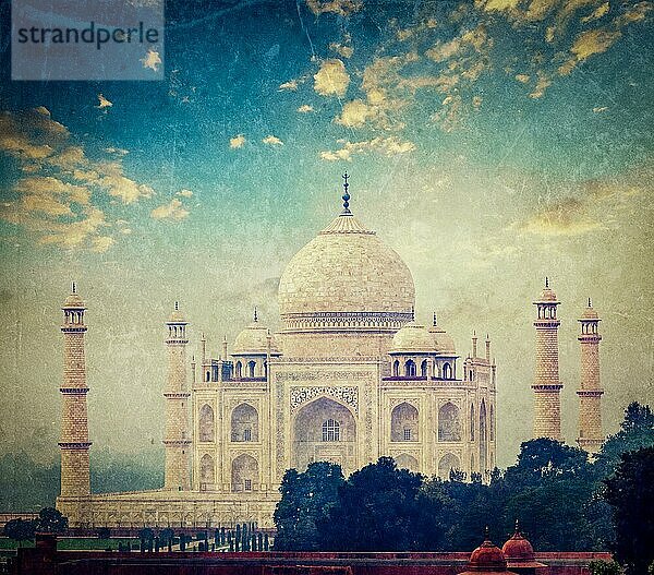 Vintage Retro-Hipster-Stil Reise Bild des Taj Mahal auf Sonnenaufgang Sonnenuntergang  Indian Symbol  Indien Reise Hintergrund mit Grunge-Textur überlagert. Agra  Uttar Pradesh  Indien  Asien