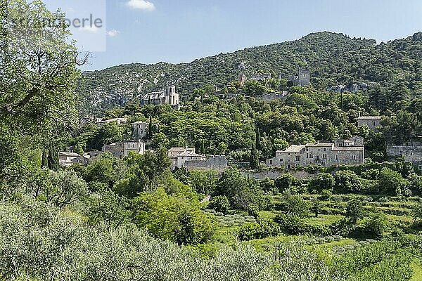 Blick auf den Ort Oppède-le-Vieux  Département Vaucluse  Provence-Alpes-Côte d?Azur  Provence  Frankreich  Europa