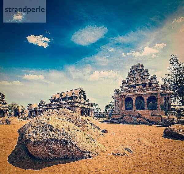 Vintage-Retro-Hipster-Stil Reise Bild von Five Rathas  alten Hindu monolithischen indischen Felsen geschnitten Architektur. Mahabalipuram  Tamil Nadu  Südindien