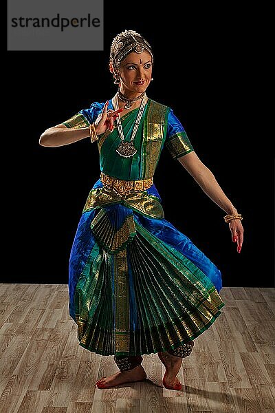 Junge schöne Tänzerin  Vertreterin des klassischen indischen Tanzes Bharatanatyam