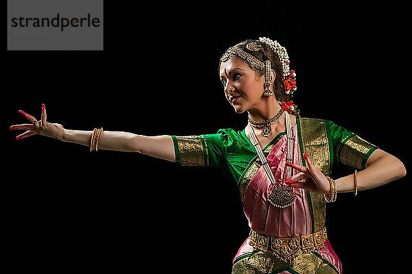 Junge schöne Tänzerin  Vertreterin des klassischen indischen Tanzes Bharatanatyam