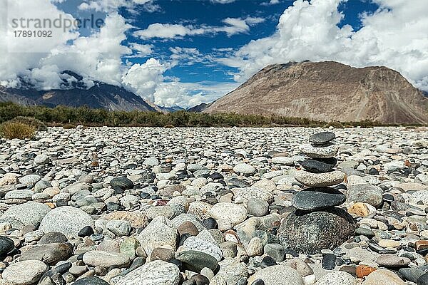 Zen-balancierte Steine stapeln sich im Himalaya-Gebirge. Nubra-Tal  Ladakh  Jammu und Kaschmir  Indien  Asien