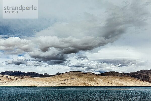 Himalaya-Bergsee im Himalaya Tso Moriri (offizieller Name: Tsomoriri Wetland Conservation Reserve)  Korzok  Changthang-Gebiet  Ladakh  Jammu und Kaschmir  Indien  Asien