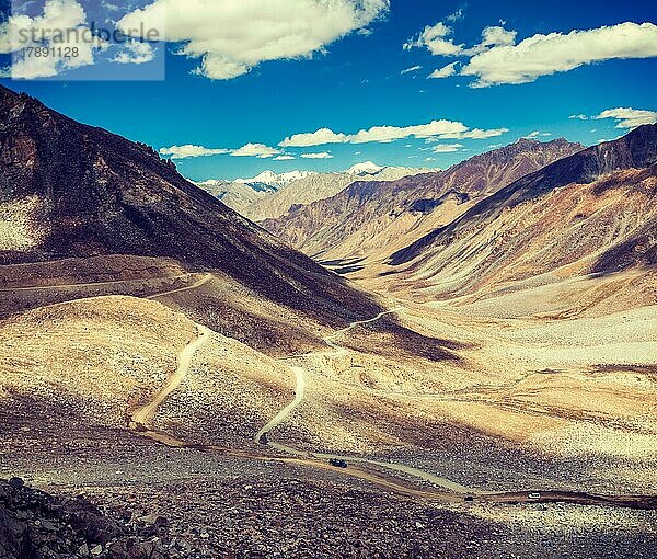 Vintage Retro-Effekt gefiltert Hipster-Stil Reise Bild der Himalaya-Tal Landschaft mit Straße in der Nähe Kunzum La Pass  angeblich der höchste motorisierte Pass der Welt (5602 m)  Ladakh  Indien  Asien