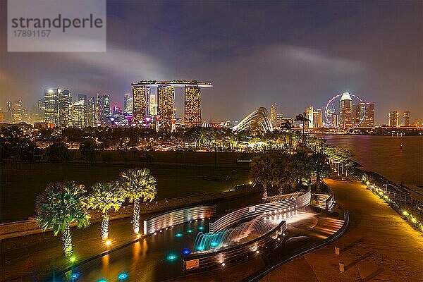 Hintergrund der Skyline von Singapur  beleuchtet in der Abenddämmerung