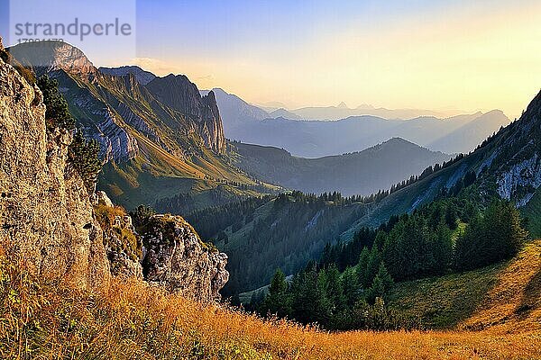 Berglandschaft bei Sonnenuntergang  Ausblick auf Glarnerland und Zentralschweiz  Kantone Glarus und Schwyz  Schweiz  Europa