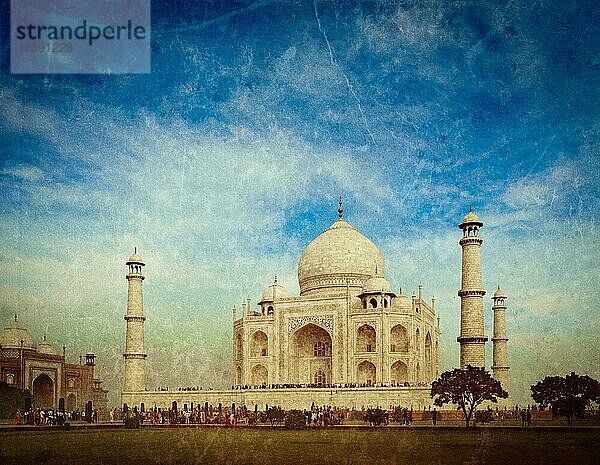 Vintage Retro-Hipster-Stil Reise Bild des Taj Mahal. Indisches Symbol  Indien Reise Hintergrund mit Grunge-Textur überlagert. Agra  Indien  Asien