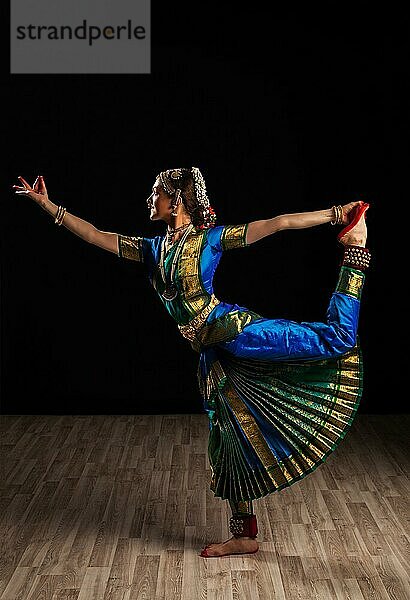 Junge schöne Tänzerin  Vertreterin des klassischen indischen Tanzes Bharatanatyam