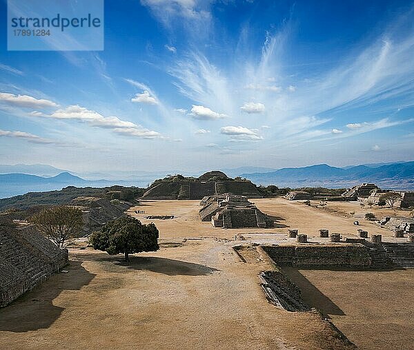 Antike Ruinen auf der Hochebene Monte Alban in Mexiko