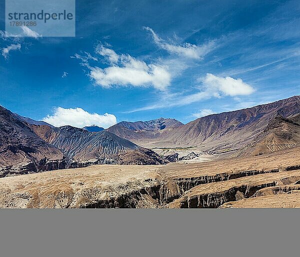 Blick auf das Himalaya-Gebirge in der Nähe des Kardung La-Passes. Ladakh  Indien  Asien