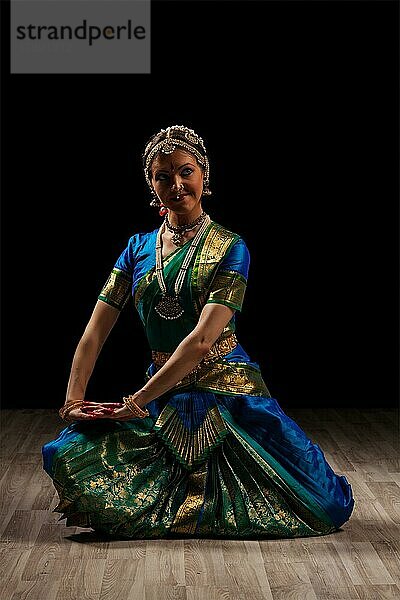 Junge schöne Tänzerin  Vertreterin des klassischen indischen Tanzes Bharatanatyam