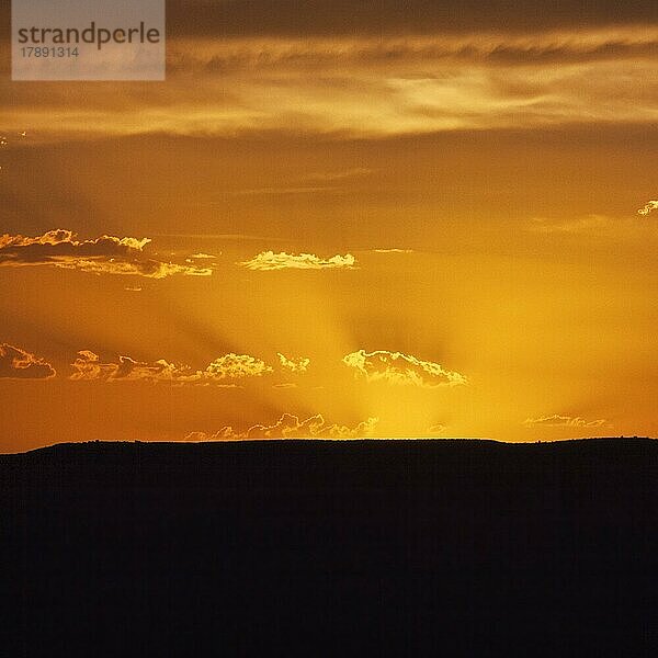 Abendhimmel mit Sonnenstrahlen über Tafelberg  Textfreiraum  Gegenlicht  Monument Valley  Arizona  USA  Nordamerika