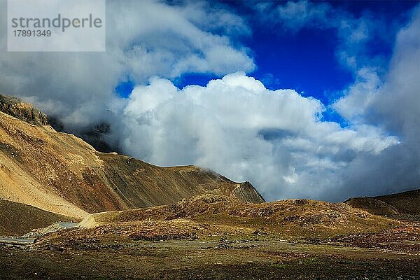 Himalayalandschaft in den Hiamalayas in der Nähe des Baralacha La-Passes. Himachal Pradesh  Indien  Asien