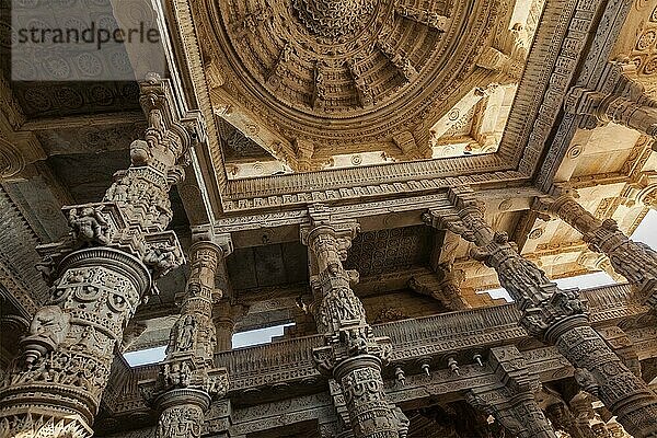 Geschnitzte Steindecke im Ranakpur-Tempel  Rajasthan