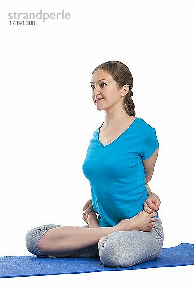 Yoga  junge schöne Frau Yogalehrer tun gebunden Lotus-Pose (Baddha Padmasana) Übung vor weißem Hintergrund