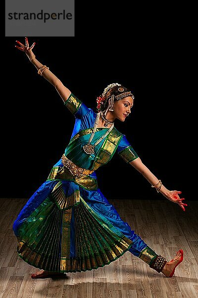 Junge schöne Tänzerin  Vertreterin des klassischen indischen Tanzes Bharatanatyam