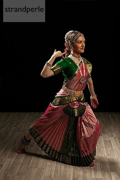 Junge schöne Tänzerin  Vertreterin des klassischen indischen Tanzes Bharatanatyam