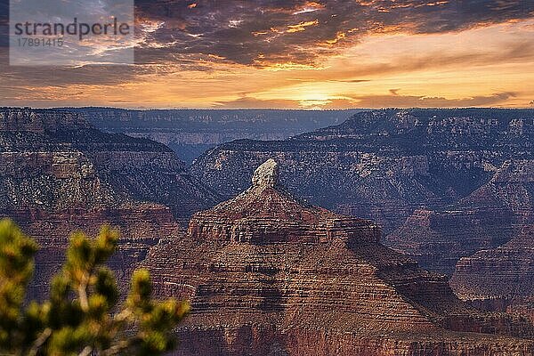 Sonnenuntergang über dem beeindruckenden Grand Canyon  Grand Canyon Nationalpark  South Rim Trail  Arizona  USA  Nordamerika