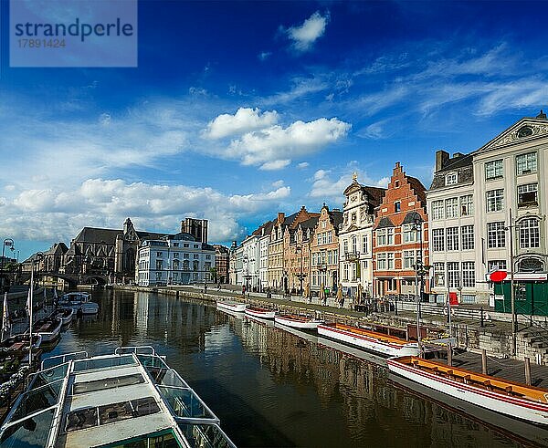 Reisen Belgien mittelalterliche europäische Stadt Stadt Hintergrund mit Kanal. Koperlei Straße  Gent  Belgien  Europa