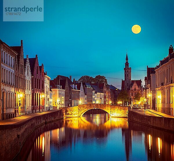 Vintage Retro-Hipster-Stil Reise Bild der europäischen mittelalterlichen Nacht Stadtansicht Hintergrund  Brügge Brugge Kanal in den Abend  Belgien  Europa