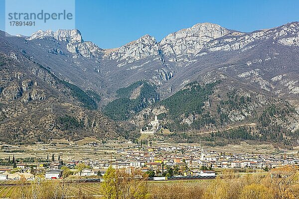 Castello di Avio Landschaft im Trient Alpen Berge Gebirge in Avio  Italien  Europa