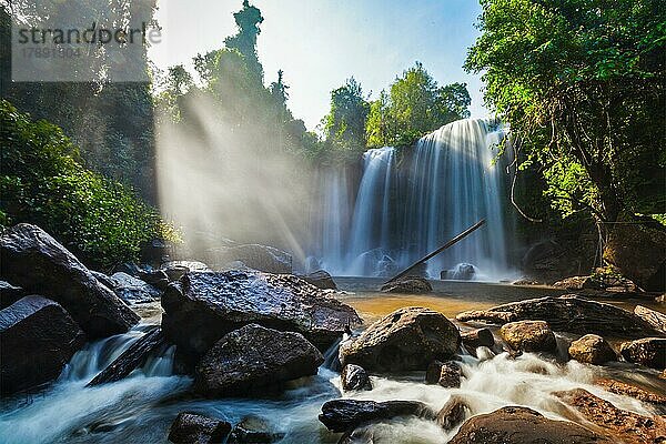 Tropischer Wasserfall Phnom Kulen  Kambodscha  Asien