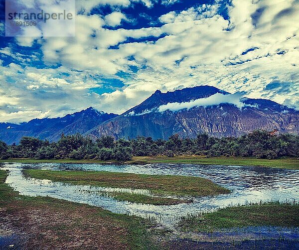 Vintage Retro-Effekt gefiltert Hipster-Stil Reise Bild von Panorama des Himalaya und Landschaft des Nubra-Tal bei Sonnenuntergang. Hunber  Nubra-Tal  Ladakh  Indien  Asien