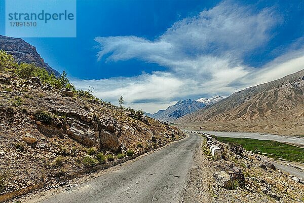 Straße im Himalaya. Spiti-Tal  Himachal Pradesh  Indien  Asien