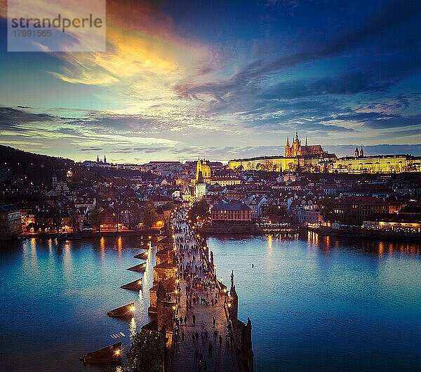 Vintage Retro-Hipster-Stil Reise Bild der Nacht Luftaufnahme der Prager Burg und Karlsbrücke über Moldau in Prag  Tschechische Republik. Prag  Tschechische Republik  Europa