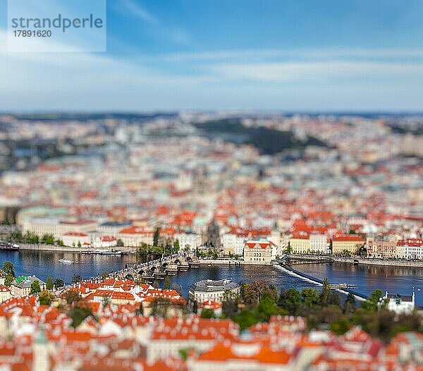 Luftaufnahme der Karlsbrücke über der Moldau und der Altstadt vom Aussichtsturm auf dem Petrin-Hügel mit Tilt-Shift-Spielzeug-Effekt und geringer Schärfentiefe. Prag  Tschechische Republik  Europa