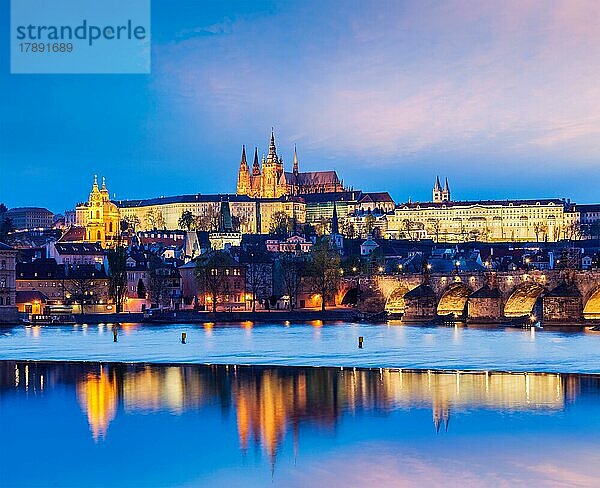 Reisen Prag Europa Konzept Hintergrund  Blick auf die Karlsbrücke und die Prager Burg in der Dämmerung. Prag  Tschechische Republik  Europa