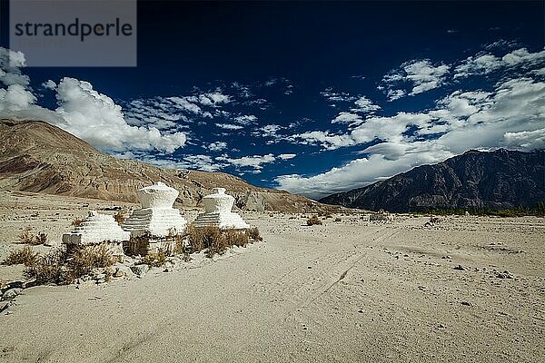 Chortens (Stupa des tibetischen Buddhismus) in den Himalayas. Nubra-Tal  Ladakh  Indien  Asien