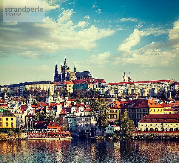 Vintage-Retro-Hipster-Stil Reise Bild von Mala Strana und Prager Burg über Moldau-Fluss. Prag  Tschechische Republik  Europa