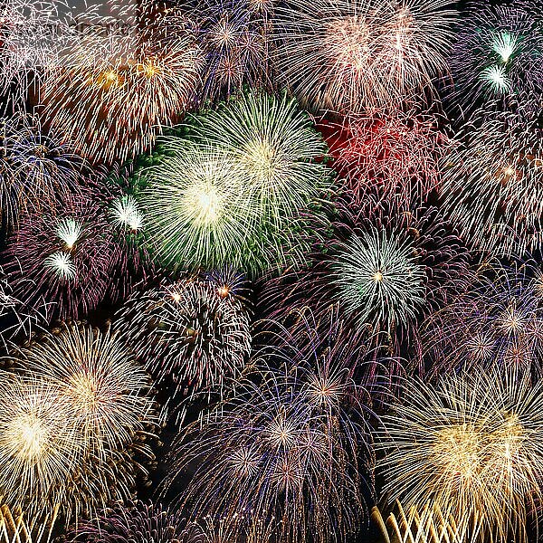 Silvester Feuerwerk Sylvester Neujahr Hintergrund Quadrat Neues Jahr Neuen Neu Hintergründe in Stuttgart  Deutschland  Europa