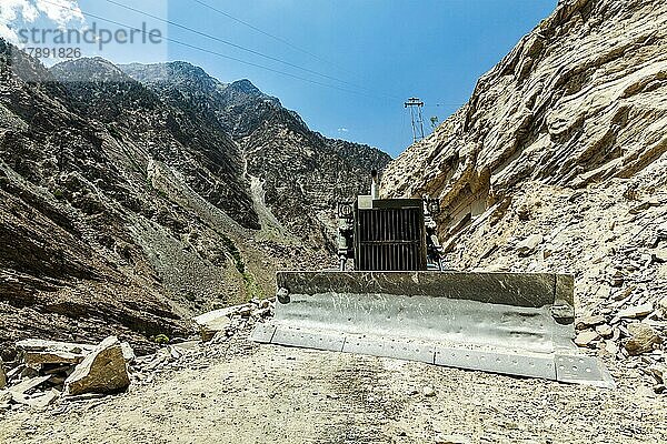 Bulldozer beim Bau einer Bergstraße im Himalaya. Himachal Pradesh  Indien  Asien