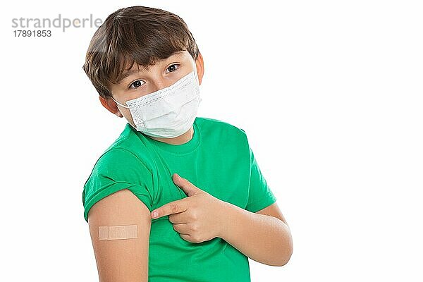 Kind Junge zeigt mit Finger auf Pflaster bei Kinder Impfung impfen Maske gegen Coronavirus Corona Virus isoliert Freisteller freigestellt in Stuttgart  Stuttgart  Deutschland  Europa