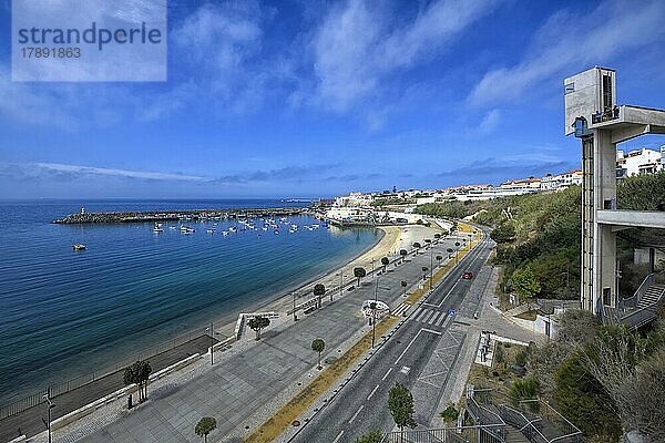 Aufzug mit Blick auf den Strand und den Hafen  Sines  Alentejo  Portugal  Europa