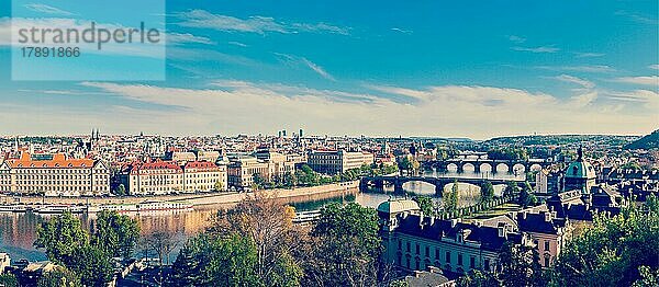 Panoramablick auf die Brücken über die Moldau vom Letna-Park aus. Prag  Tschechische Republik. Zusammengesetztes Panorama