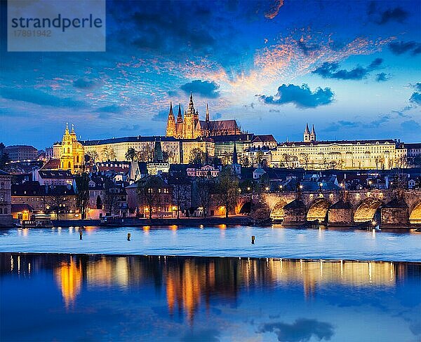 Reisen Prag Europa Konzept Hintergrund  Blick auf die Karlsbrücke und die Prager Burg in der Dämmerung. Prag  Tschechische Republik  Europa