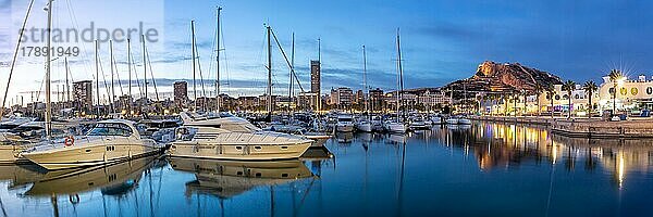 Hafen von Alicante in der Nacht Port dAlacant Marina mit Booten und Blick auf die Burg Castillo Urlaub Reise reisen Stadt Panorama in Alicante  Spanien  Europa